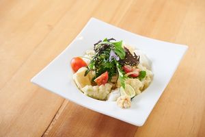 アボカドとカマンベールのぶっかけうどん梶谷ハーブ添え