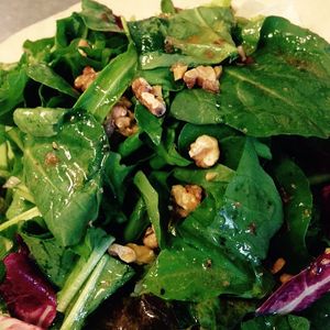 川越産ルッコラとくるみのサラダ