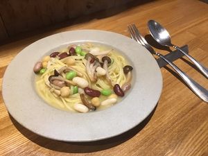 色々なキノコとミックスビーンズのペペロンチーノ