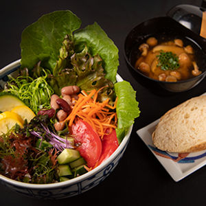 大地の宝石サラダボウル、パン、スープセット