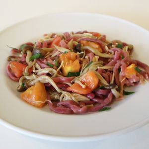 ビーツを練り込んだトレネッテ　キノコとフレッシュトマトのソース