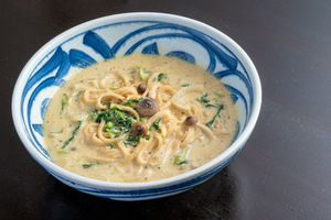 玄米粉のクリームパスタ(サラダ付き)