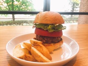 大豆ミートのヴィーガンバーガー&ポテト・ピクルス