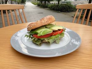 ヴィーガンタルタルベーグルサンドwith 豆腐・ヴィーガンタルタル