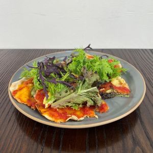 季節の野菜と自家製トマトソースピザ