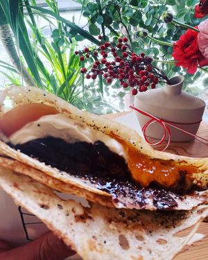 ポピーシード生地にアプリコットジャム&ソイホイップクリーム&ヴィーガンチョコレート