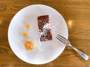 ココナッツとレーズンの甘さだけでできたカカオブロック