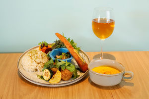 野菜たっぷりのチリトマトソース ハンバーグ ＜サラダ・人参フライ付き＞