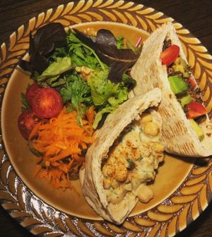 有機全粒粉のよくばりピタサンド(有機ひよこ豆のツナサラダ風と特製タコス)