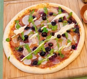 季節の固定種野菜とブルーベリーのピザ