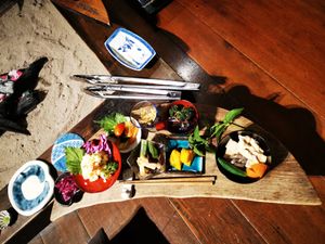 おばあちゃんが作る野菜のおかずと囲炉裏焼きの夕ごはん。