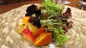 季節のフルーツとほろ苦野菜のサラダ