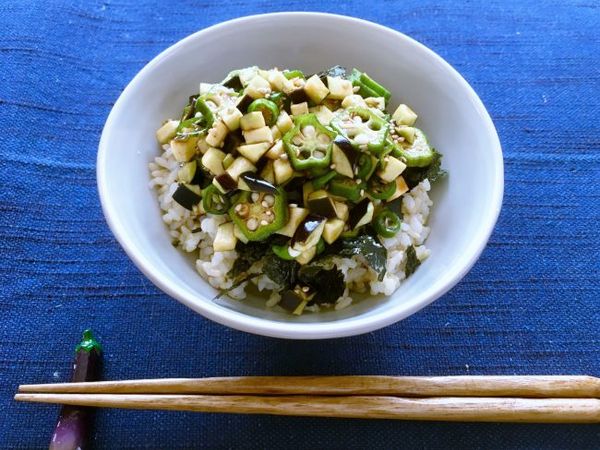 新鮮な青唐辛子が手に入ったらあつあつご飯にのせて 青唐辛子と茄子の醤油漬け お家で簡単 ベジごはん