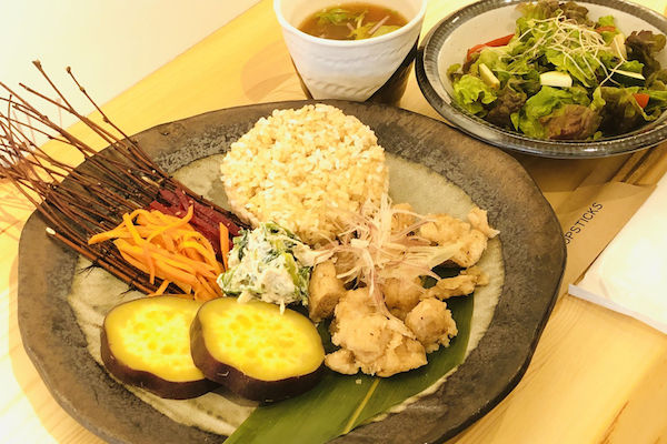 大豆ミートおばんざいと玄米ご飯のバランスプレート