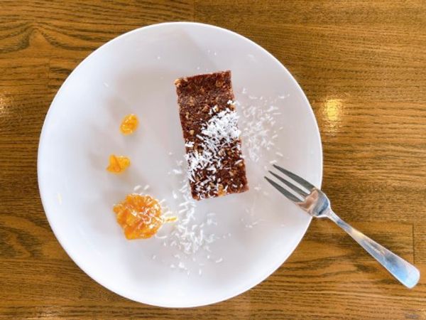 ココナッツとレーズンの甘さだけでできたカカオブロック