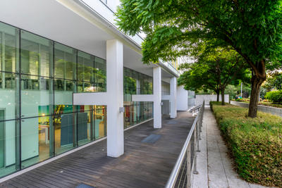 Office with landscaped areas near Milan