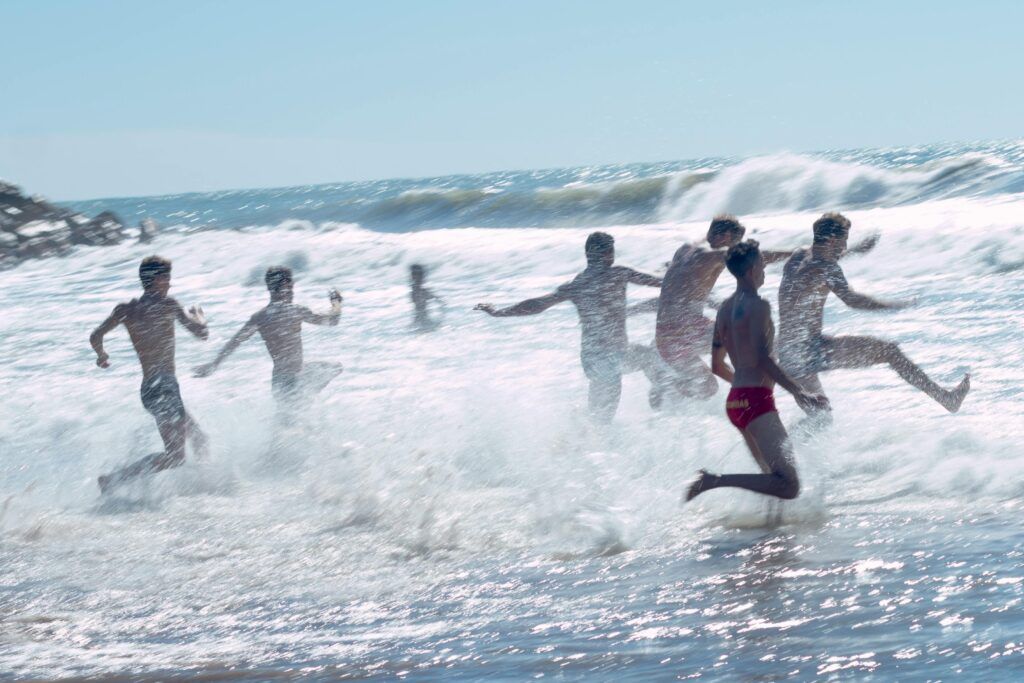 Beneficios de nadar en el mar: cómo empezar sin agobiarte