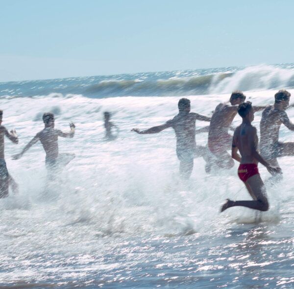 Beneficios de nadar en el mar: cómo empezar sin agobiarte