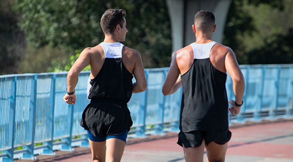 Mantén tu rutina y entrenamiento. Runners entrenando al amanecer
