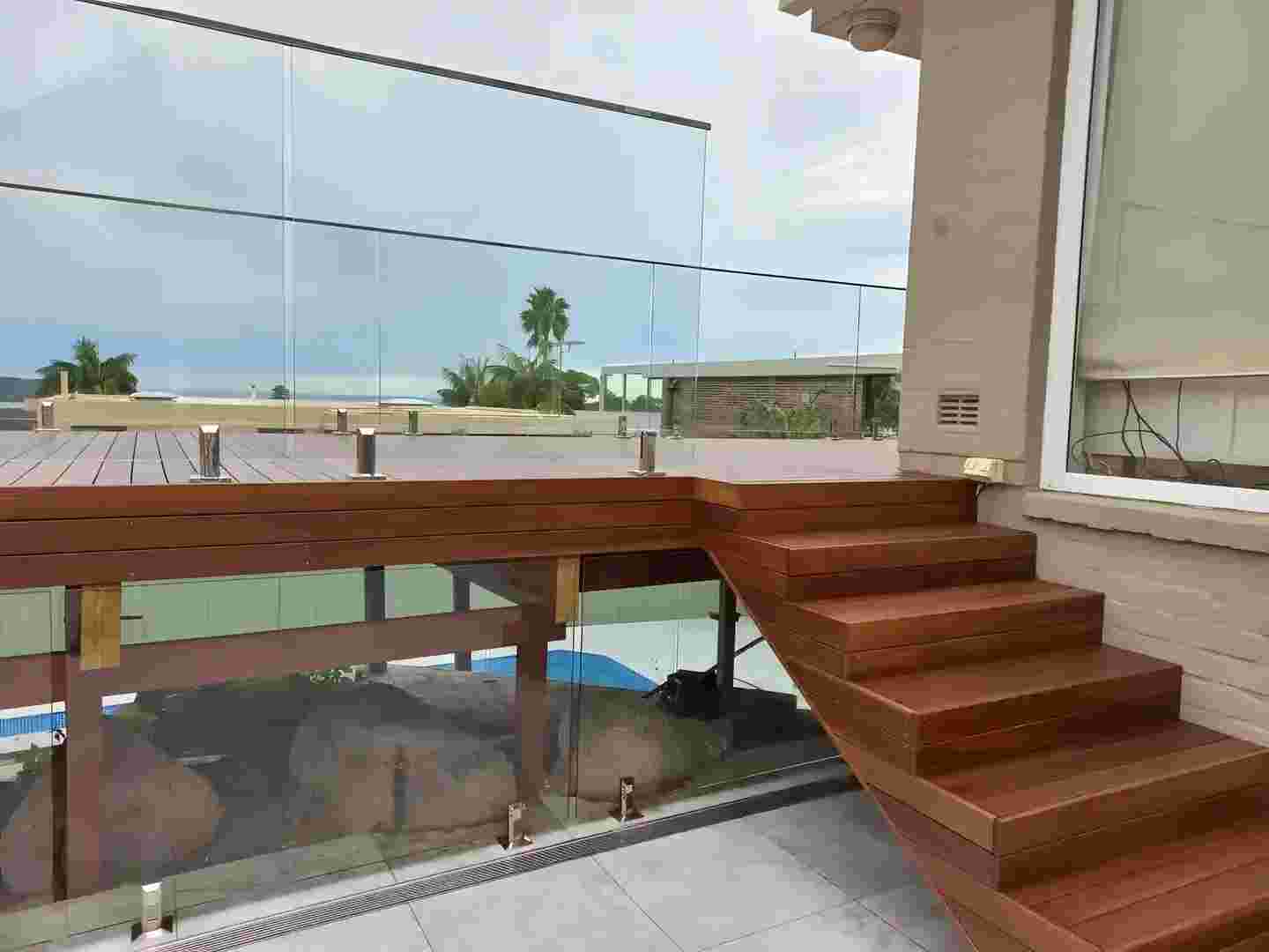 Showpiece hardwood deck with built-in seating