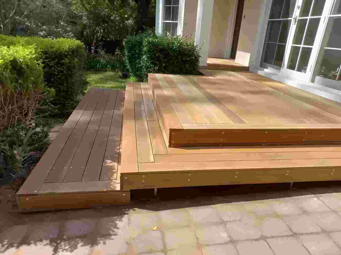 Wraparound deck connecting living areas