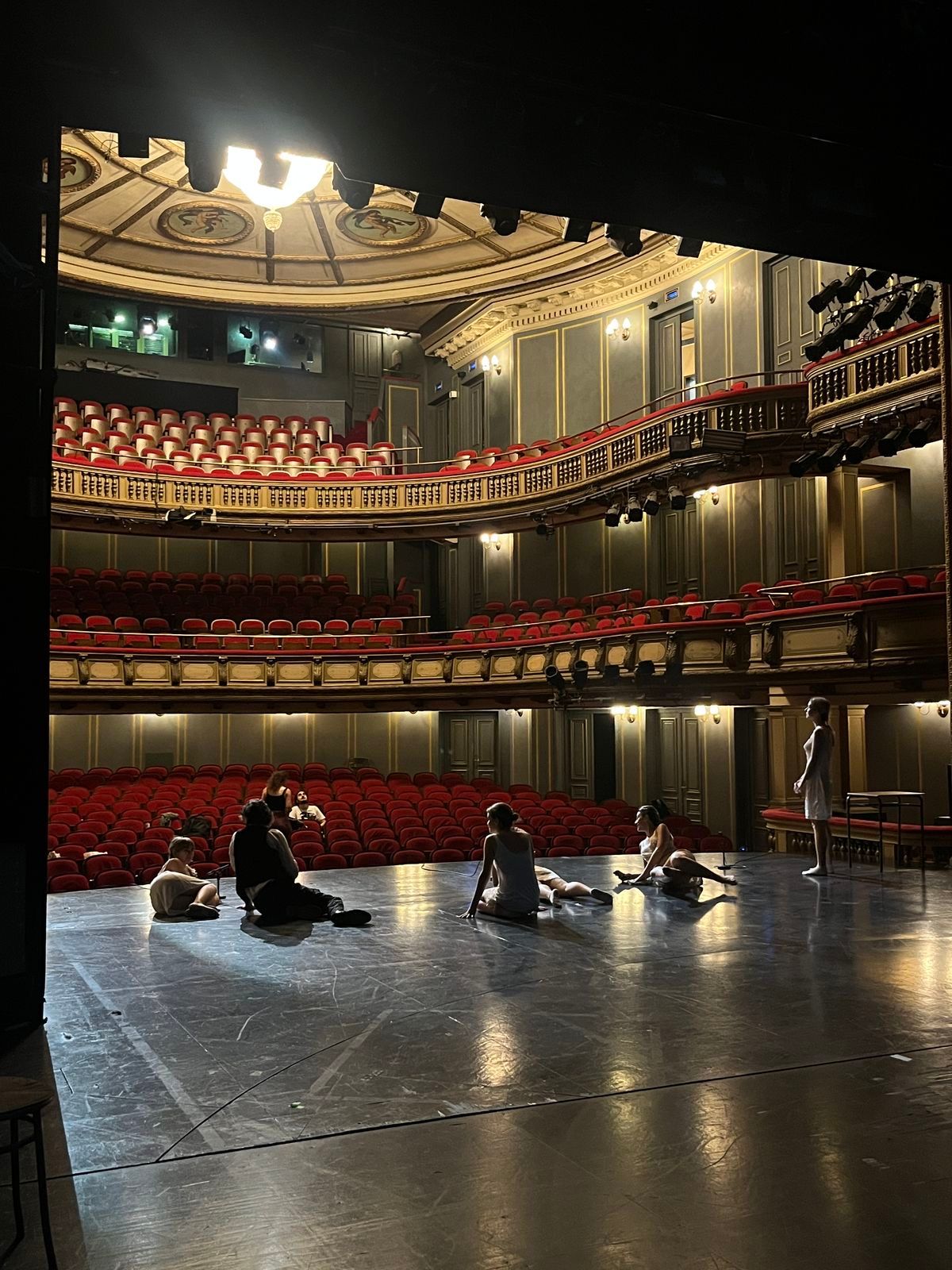 Teatro italiano con giovani sul palco