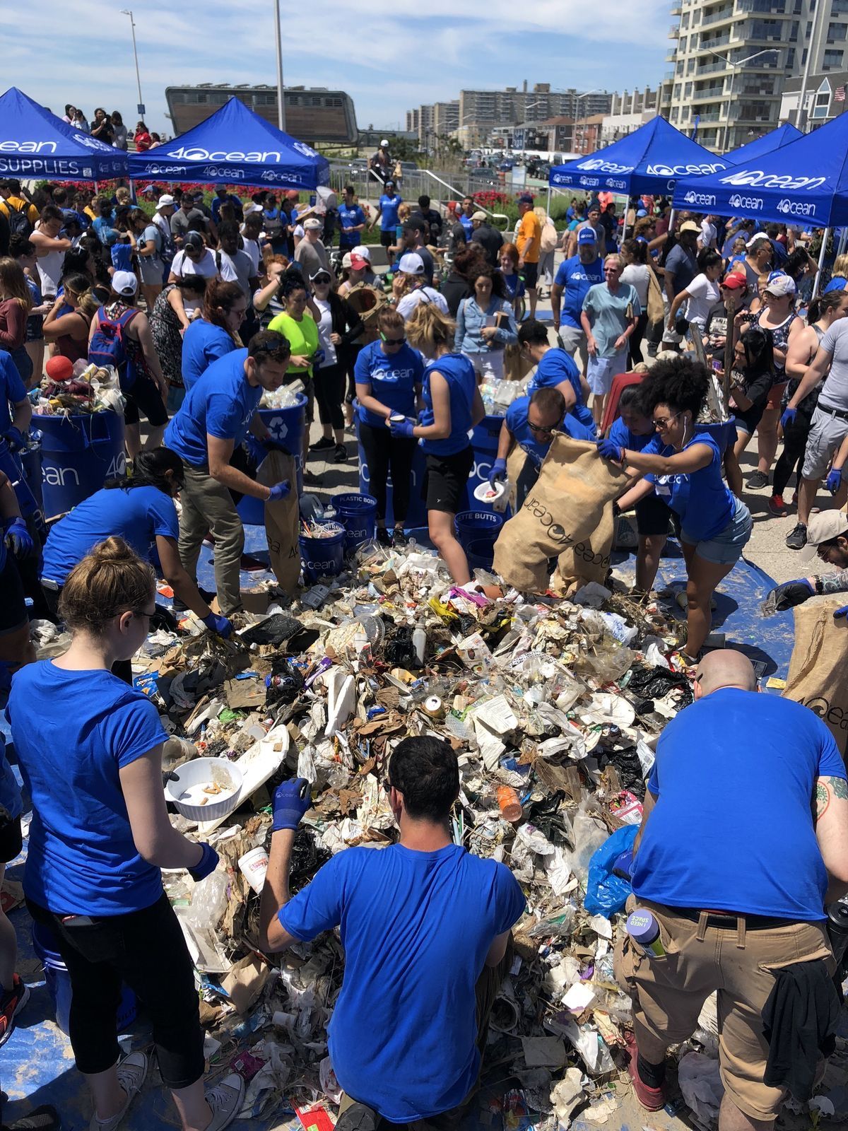 Sistema di raccolta plastica oceanica dall'alto