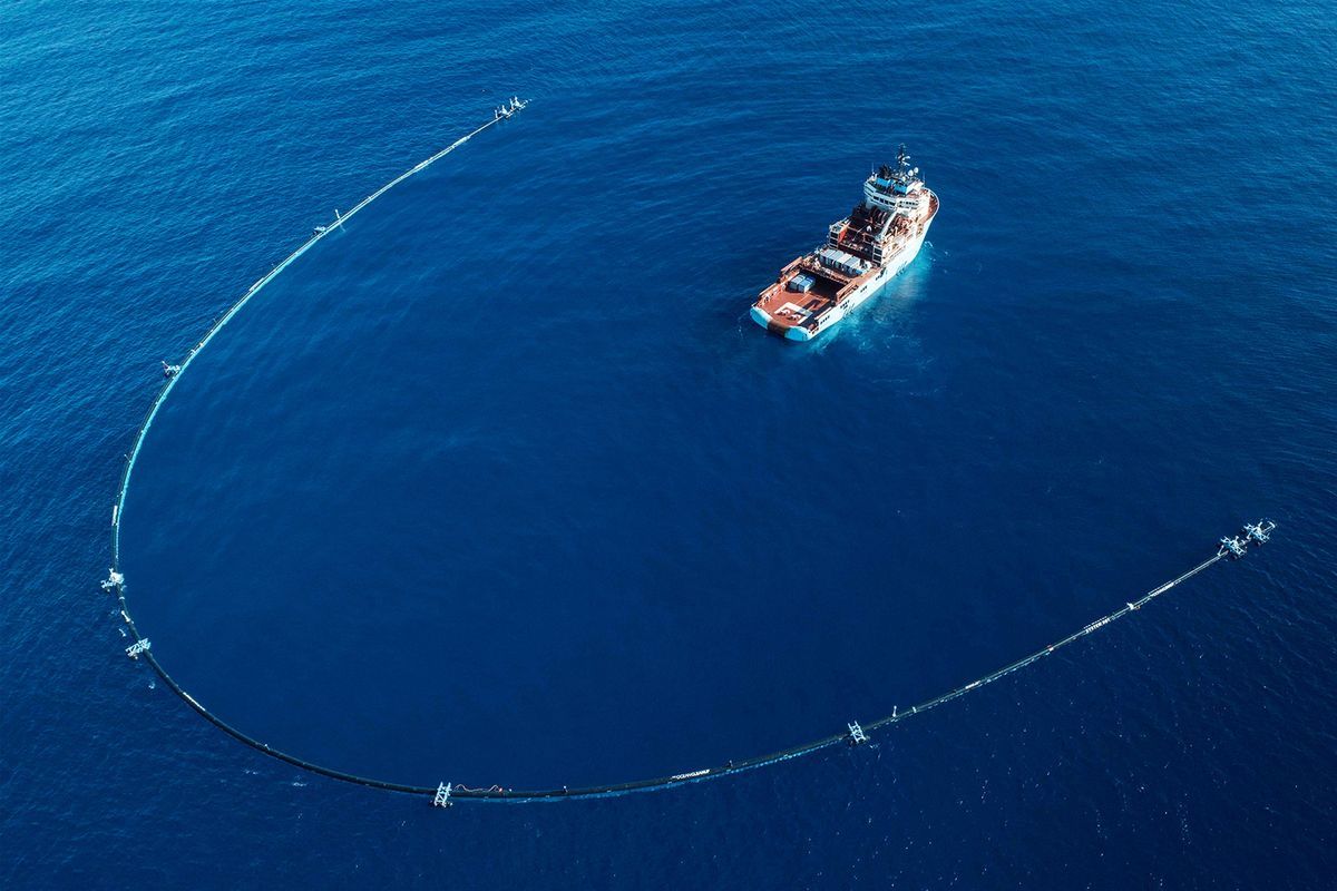 Volontari che raccolgono plastica dagli oceani