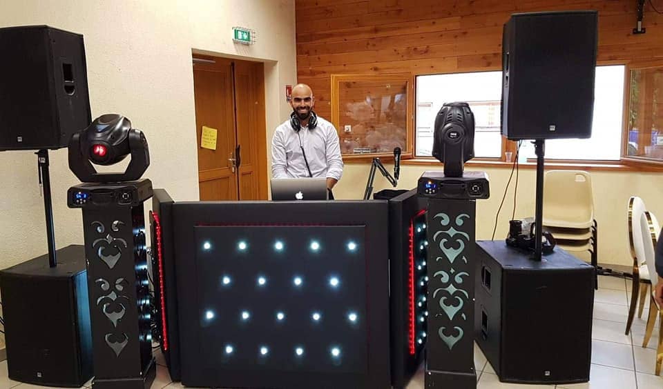 DJ-MS qui pose derrrière les platines