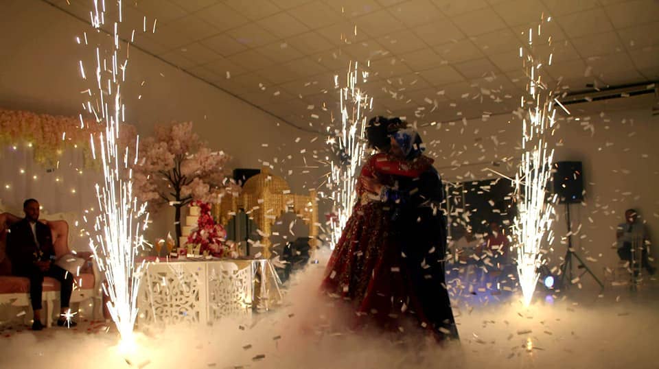 deux marié dansant avec feux d'artifices