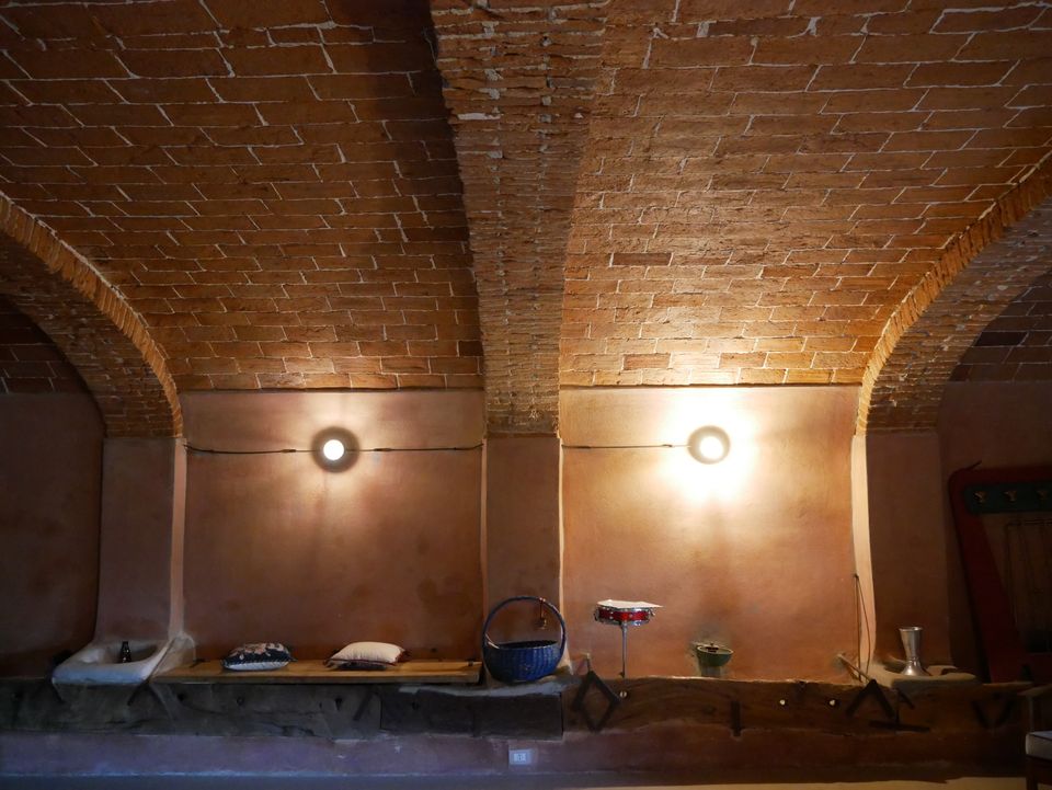 La sala di Casa Luce con il soffitto a volta in mattoni