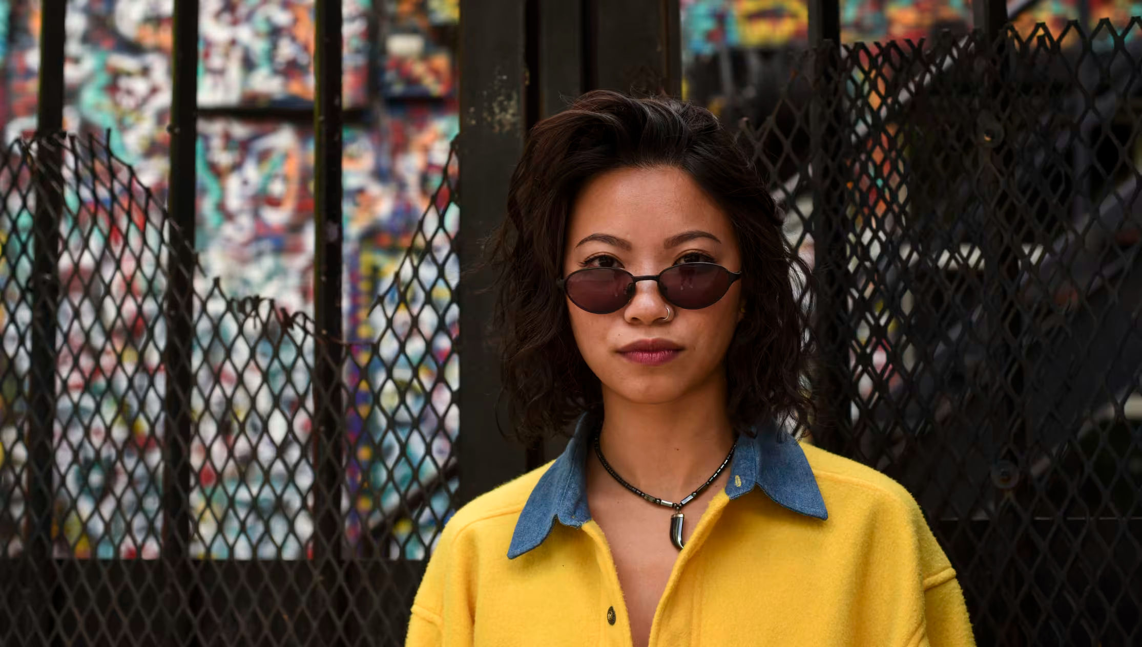 uma mulher asiática oriental com óculos de sol