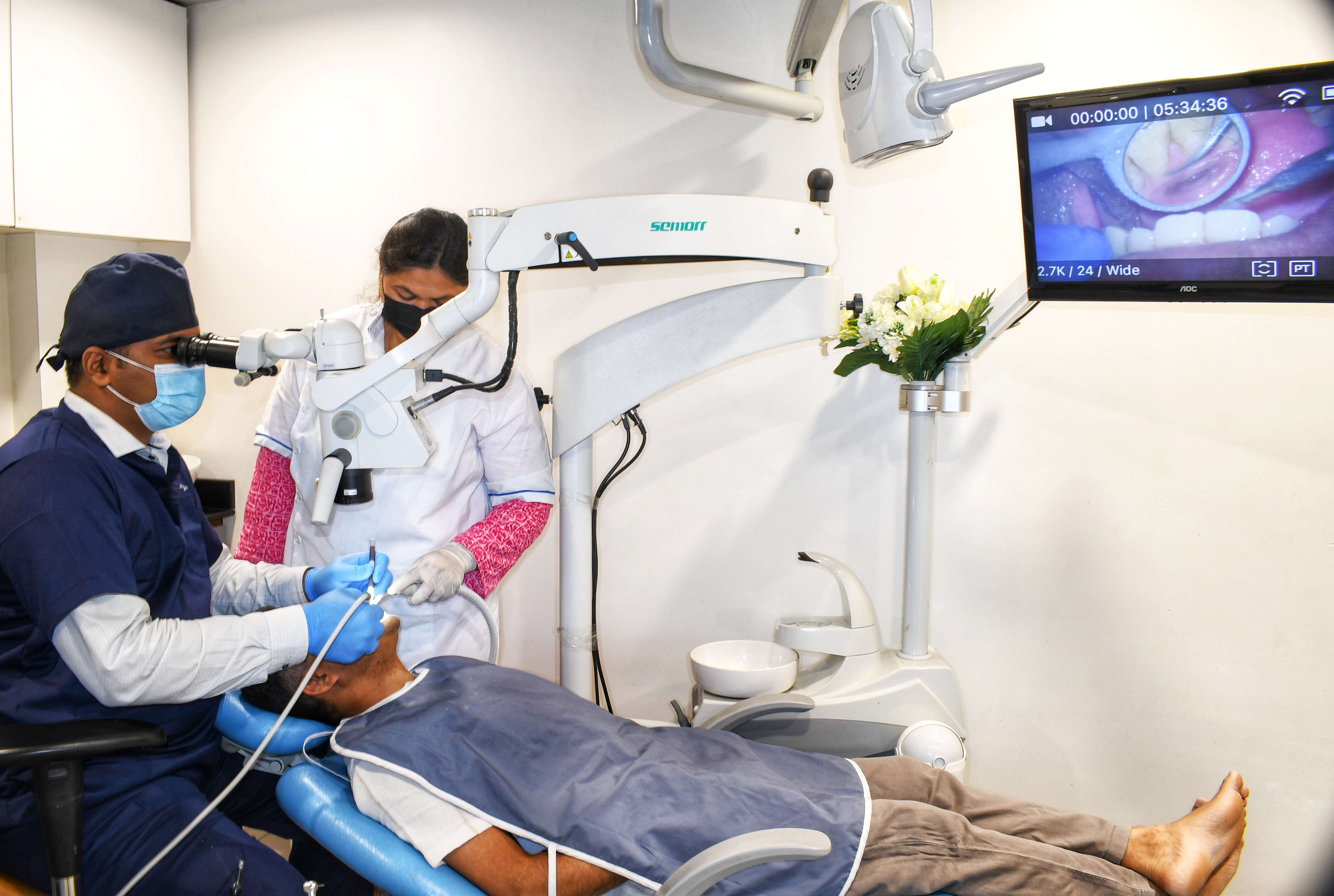 dr-bhushan-mahajan-microscope-dental-treatment-patient-comfort-prudentia-pimple-saudagar