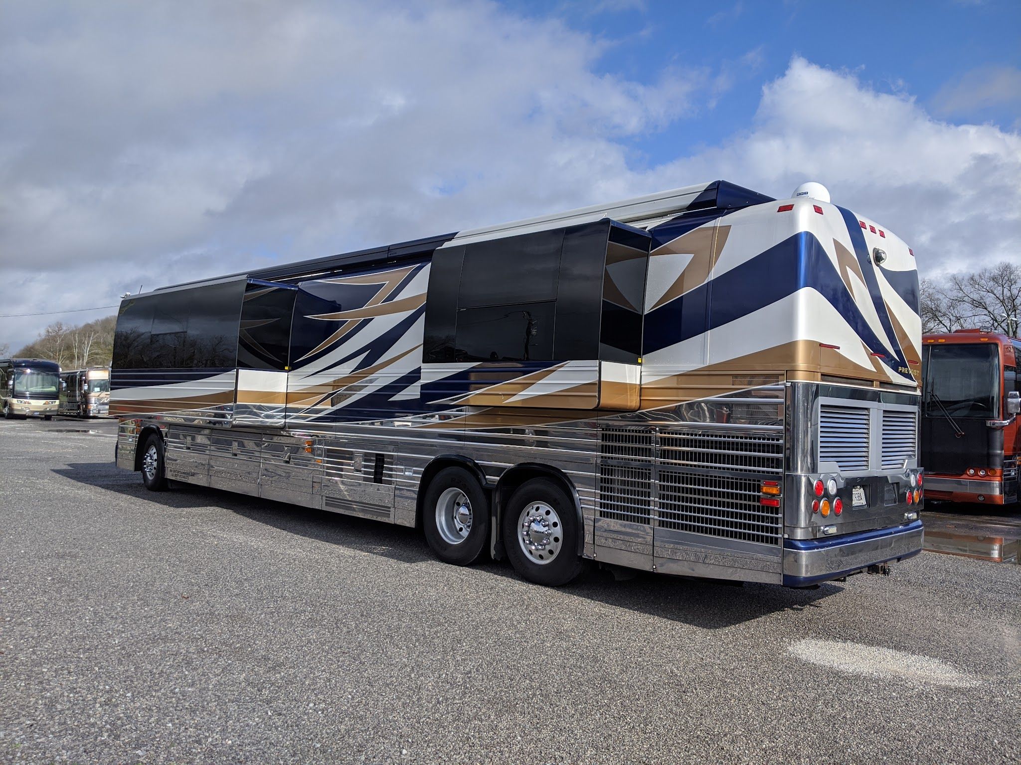 Services & Products Nashville Bus Parking in Goodlettsville TN