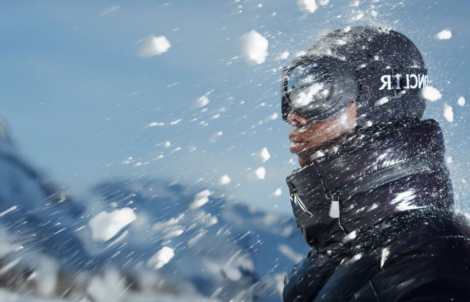 Mann auf dem Berg während Schneefall