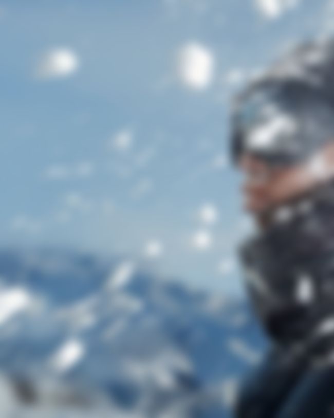 Mann auf dem Berg während Schneefall