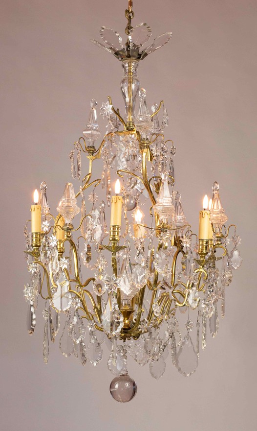 1 chandelier and 4 sconces in Louis XV style.