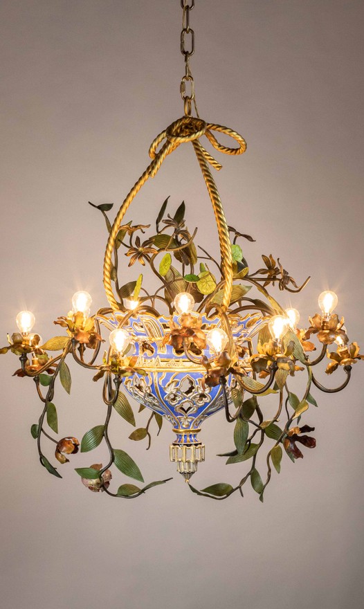 Neo-Gothic porcelaine and metal chandelier 15 lights