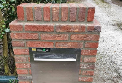 Aanbouw en brievenbus voor voegwerk vernieuwing