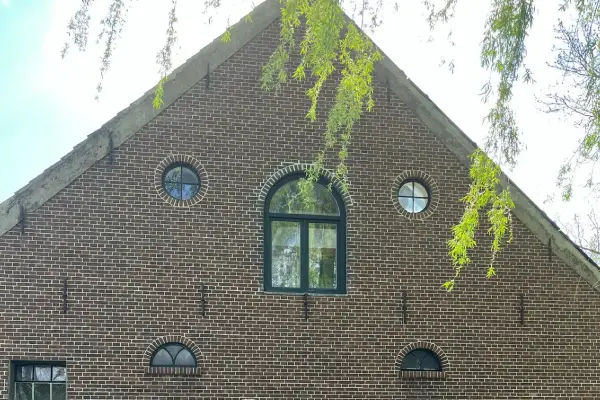 Detailopname gereinigde gevel Zeist - schone bakstenen zonder alg