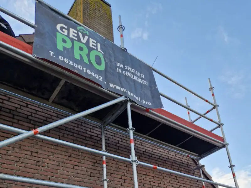 Schoorsteen renovatie voor en na - professioneel resultaat