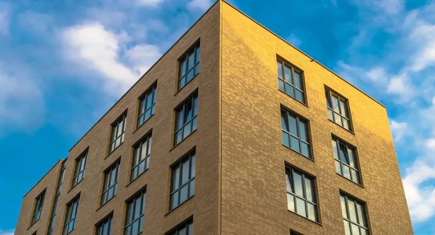 Bedrijfspandrenovatie door specialisten van GevelPRO