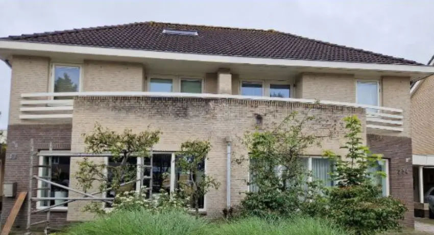 Twee-onder-een-kap woning voor zandstralen en impregneren in Wezep