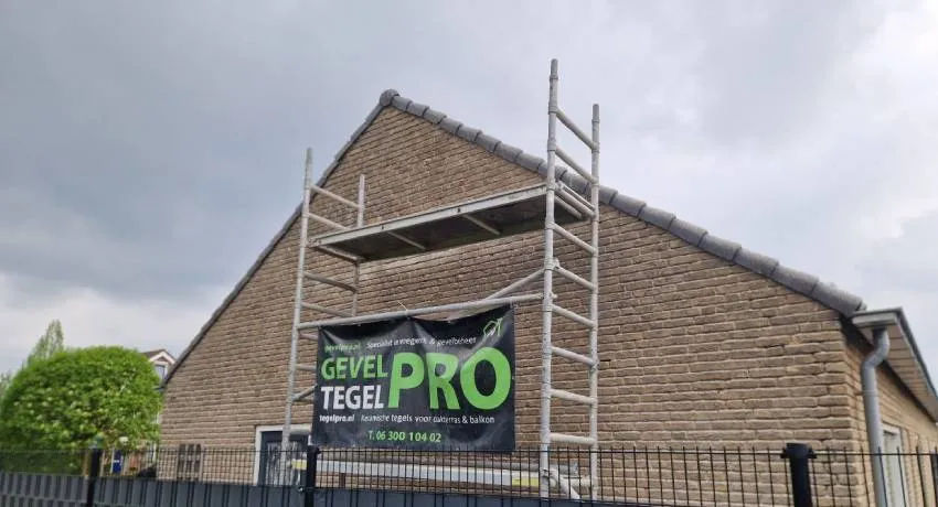 Beschadigd voegwerk dat moet worden uitgehakt voor renovatie