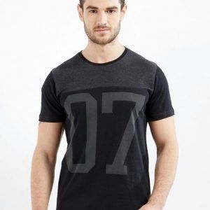 Men's Stylish Tshirt in black color