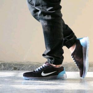 Men Stylish Sport Shoe in Black Color