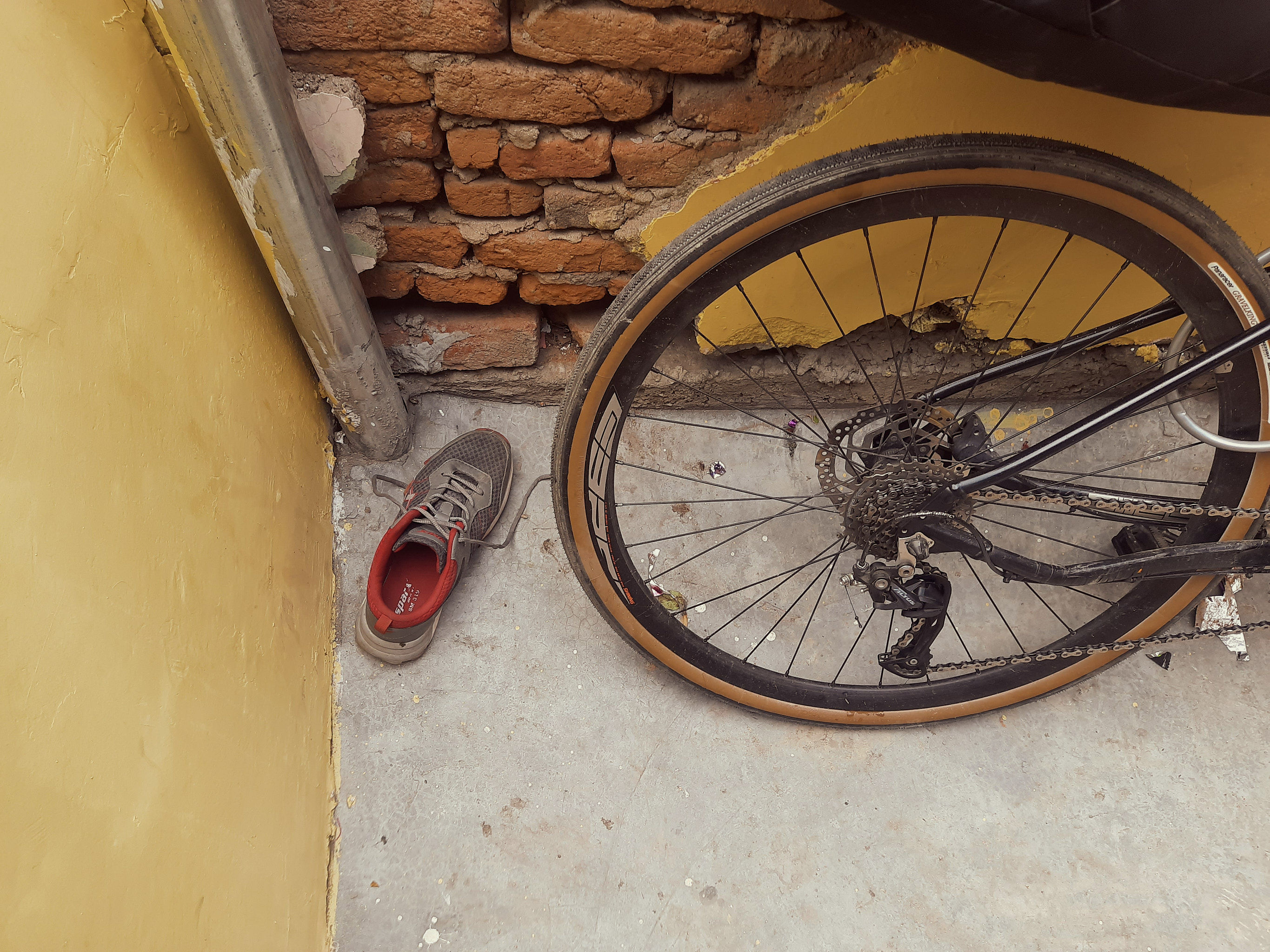 The tale of the missing shoe - Im not pedalling anywhere in one shoe
