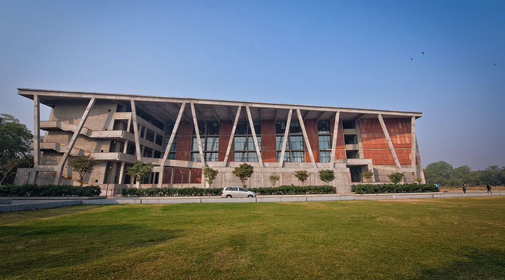 Ahmedabad University, Amrut Mody School of Management β slide 1