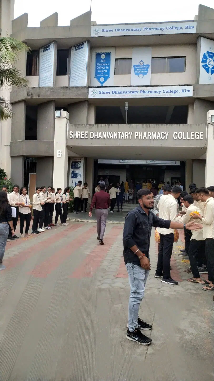 Shree Dhanvantary Pharmacy College Surat ā slide 1
