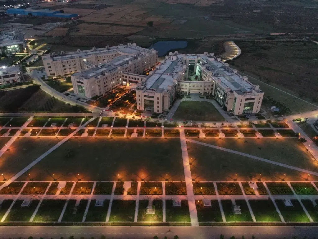 SNU Noida β slide 1
